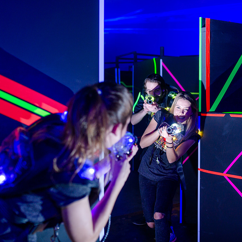 Lasertagspaß im Schwarzlicht